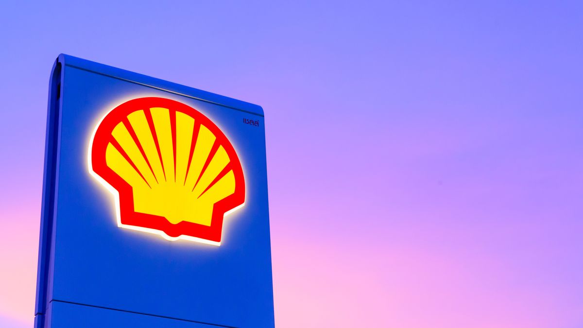 Shell prchá z Ruska, prodá síť čerpacích stanic Lukoilu